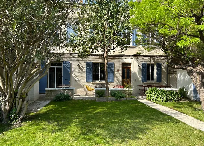 Maison De Caractere Avec Jardin Arbore En Avignon