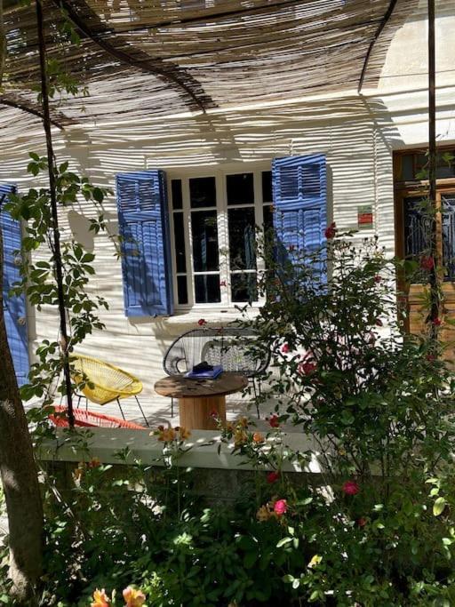 Maison De Caractere Avec Jardin Arbore En Avignone