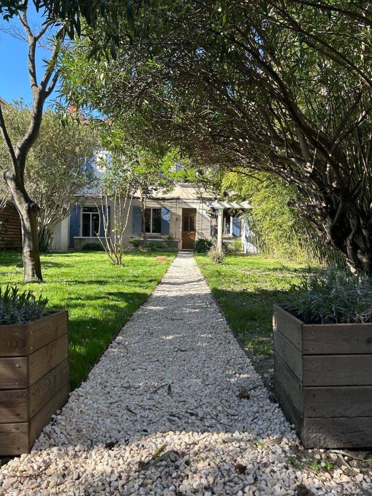 Maison De Caractere Avec Jardin Arbore En Avignone