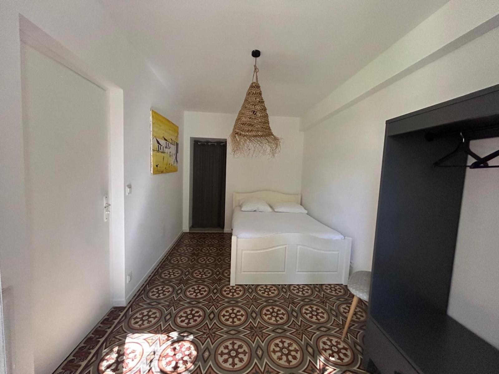Maison De Caractere Avec Jardin Arbore En